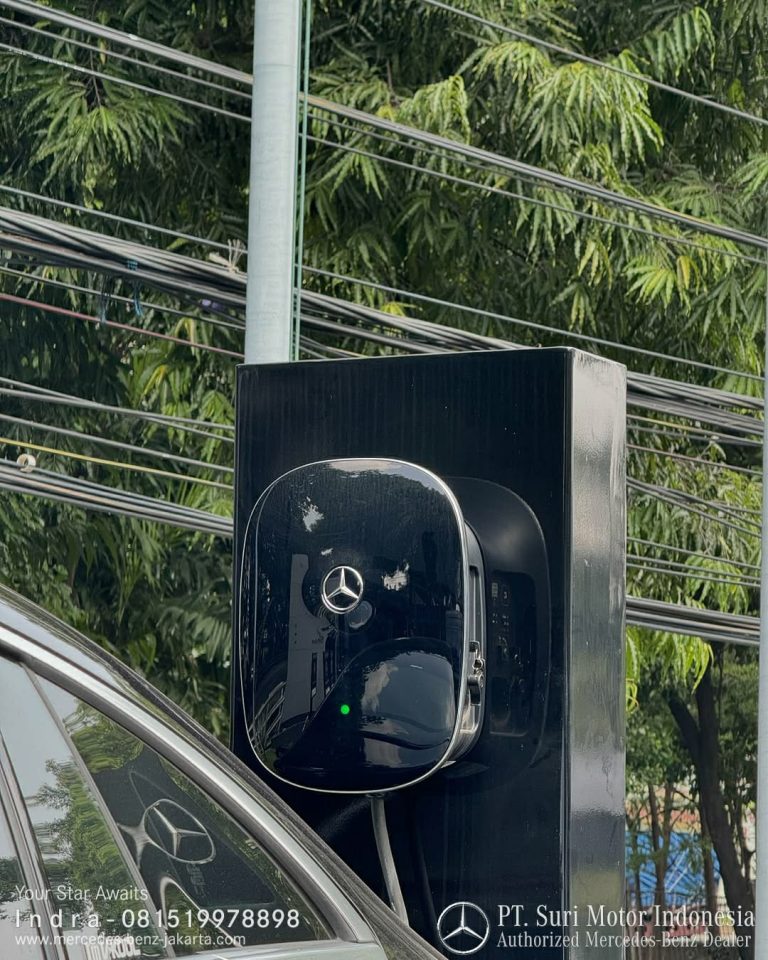 Charging Mercedes-Benz EQE 350+ Electric Art Line 2024-25 Indonesia 1