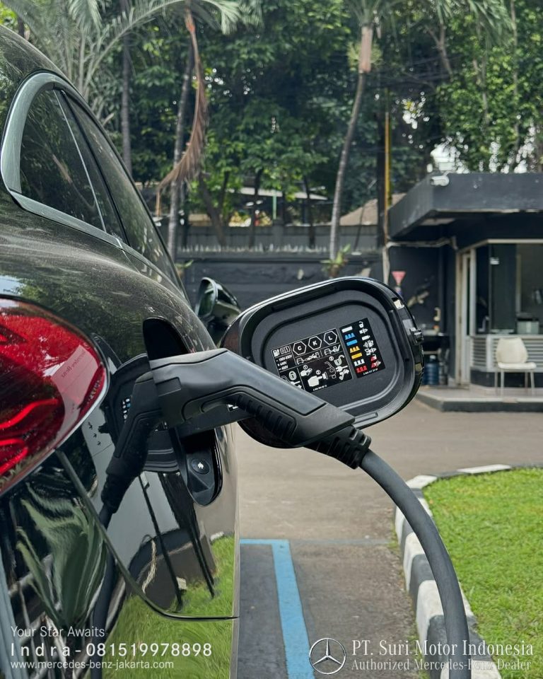 Charging Mercedes-Benz EQE 350+ Electric Art Line 2024-25 Indonesia 2